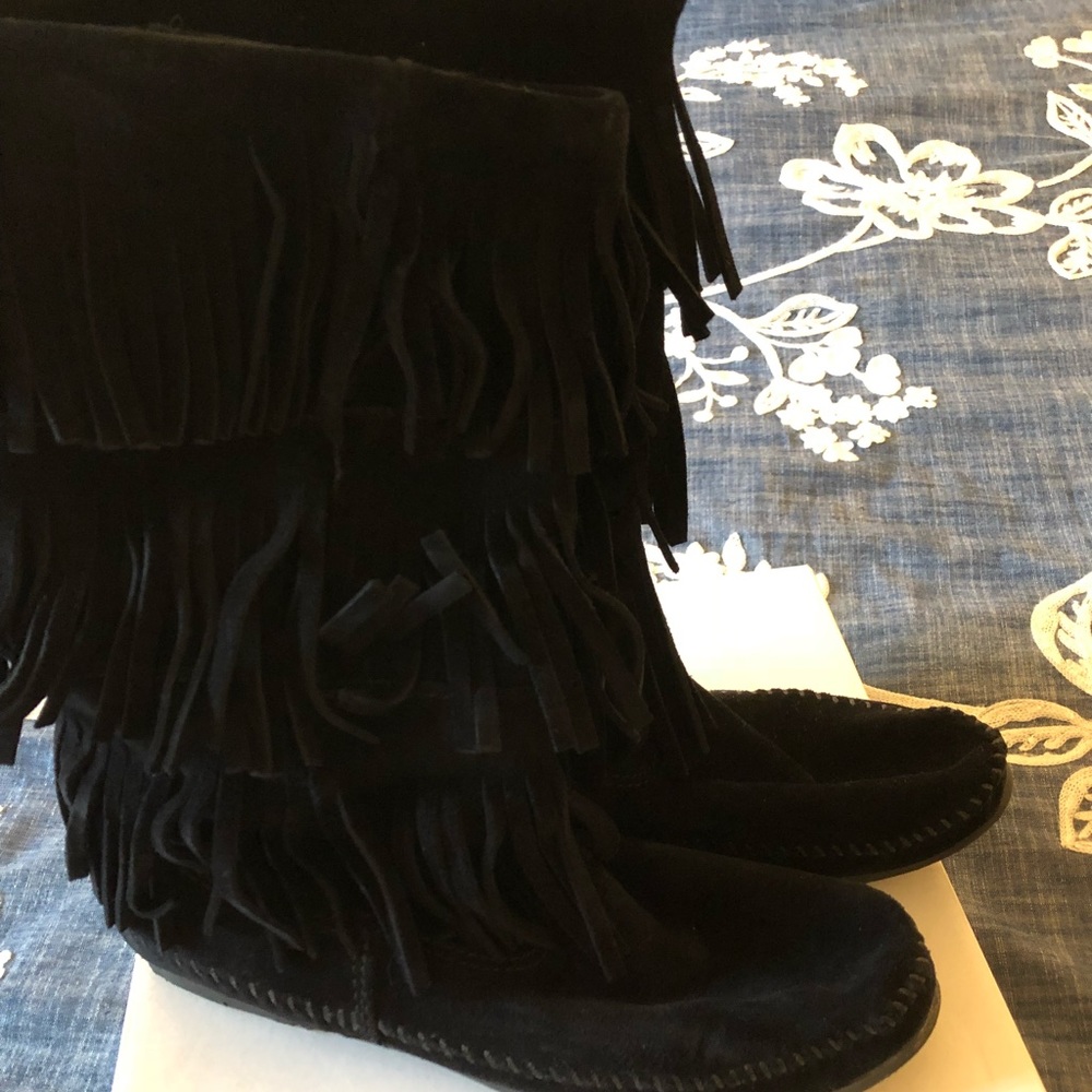 Minnietonka 3-Layer Fringe Boot